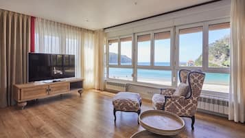 Junior Suite (Club) | Living area | Flat-screen TV