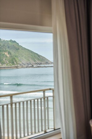 Junior Suite, Sea View | Minibar, in-room safe, desk, blackout drapes - Silken Gran Hotel del Sella (Ribadesella)