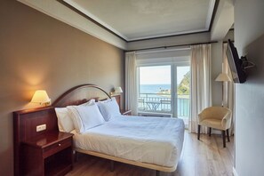 Quarto club, vista para o mar (Silken) | Frigobar, cofres nos quartos, escrivaninha, cortinas blackout