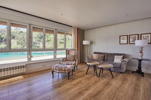 Suíte júnior (Club) | Área de estar | TV de tela plana