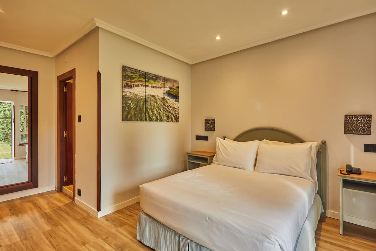 Eenvoudige kamer | 1 slaapkamer, een minibar, een kluis op de kamer, een bureau