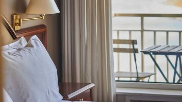 Minibar, coffres-forts dans les chambres, bureau, rideaux occultants