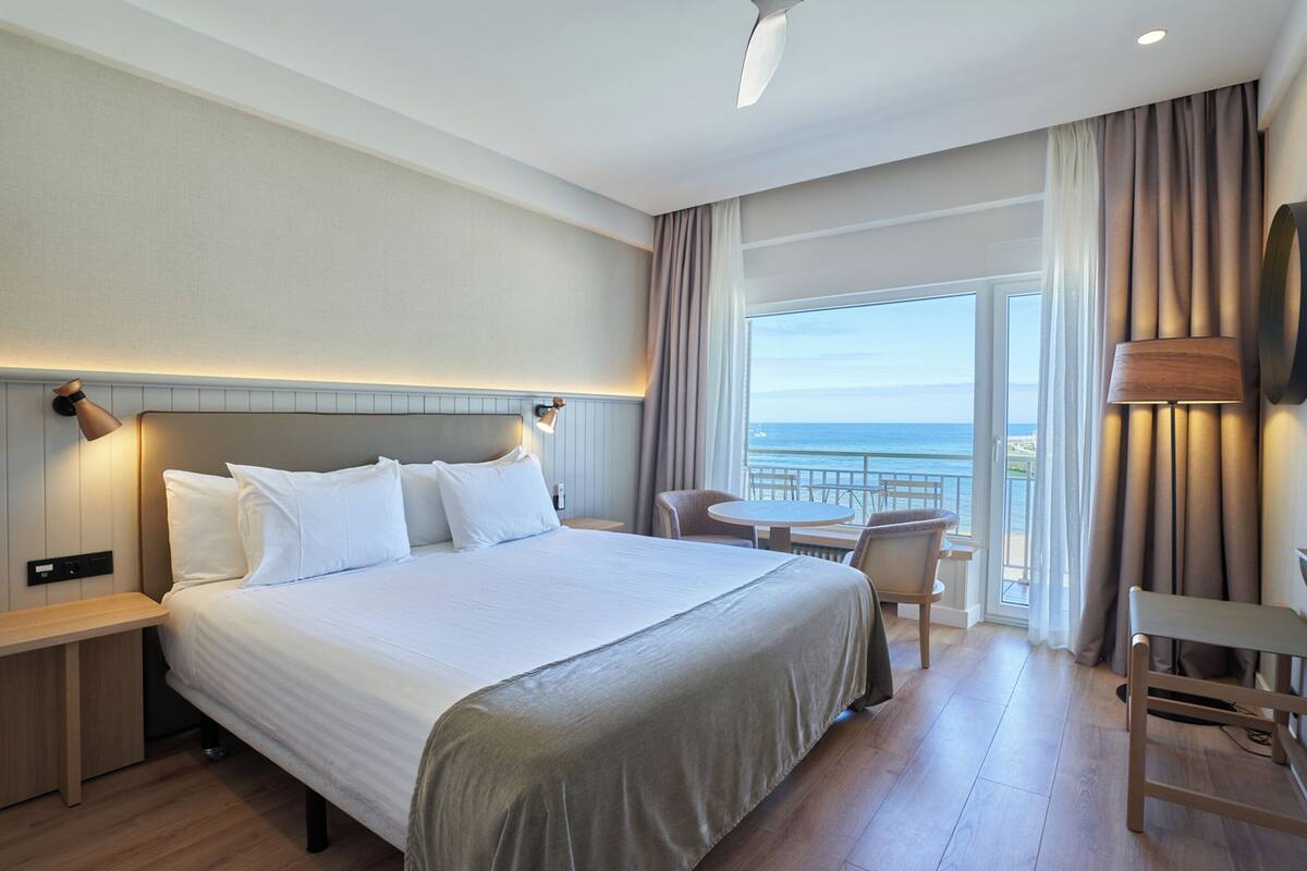 Club Room, Sea View (Silken) | Minibar, in-room safe, desk, blackout drapes