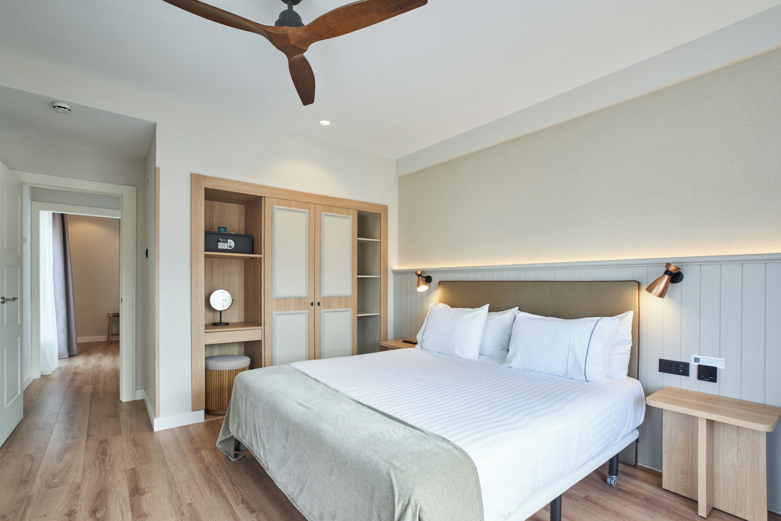 Junior Suite, Sea View | Minibar, in-room safe, desk, blackout drapes