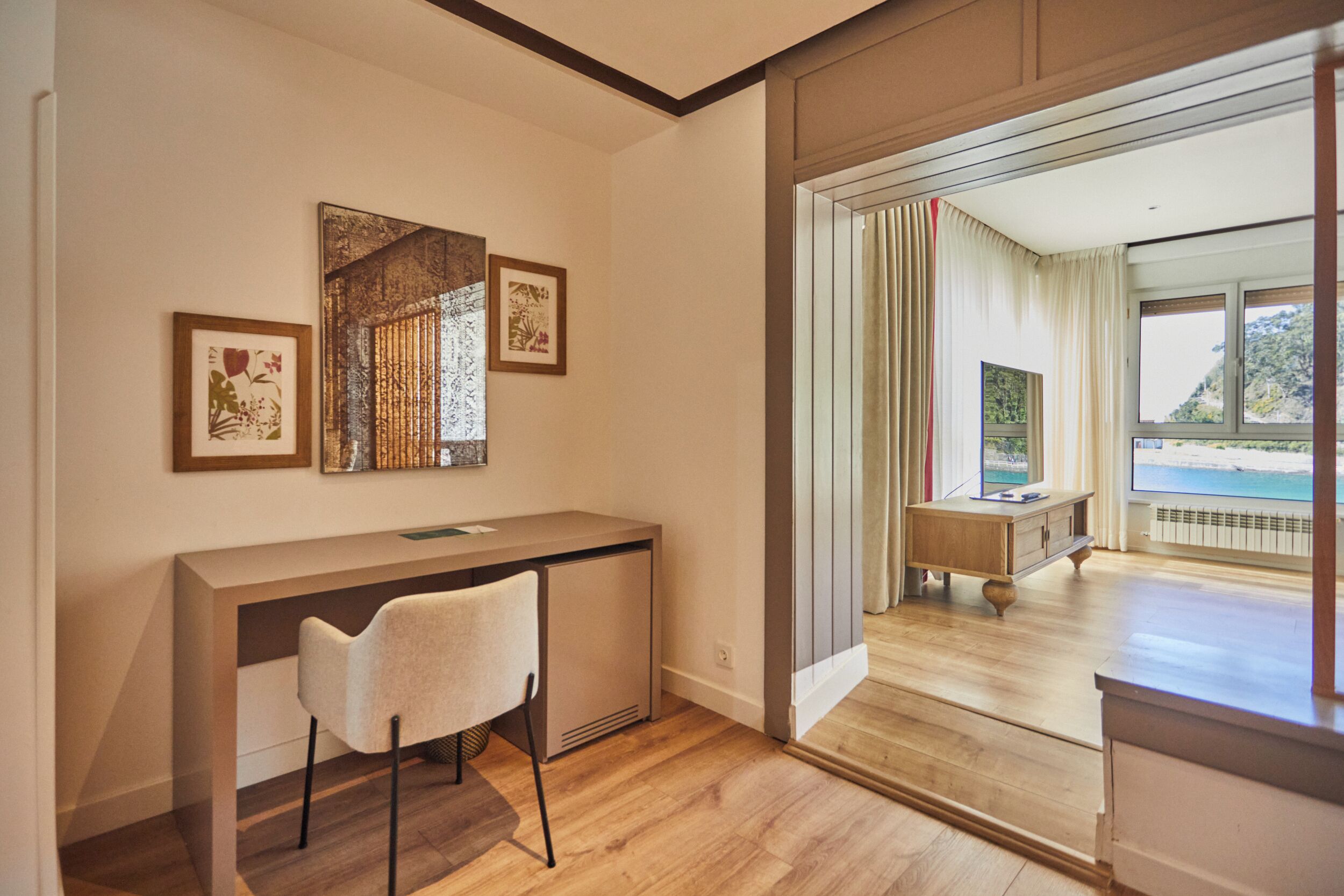 junior suite (club) | living area | flat-screen tv