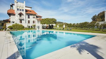 Seasonal outdoor pool, pool loungers