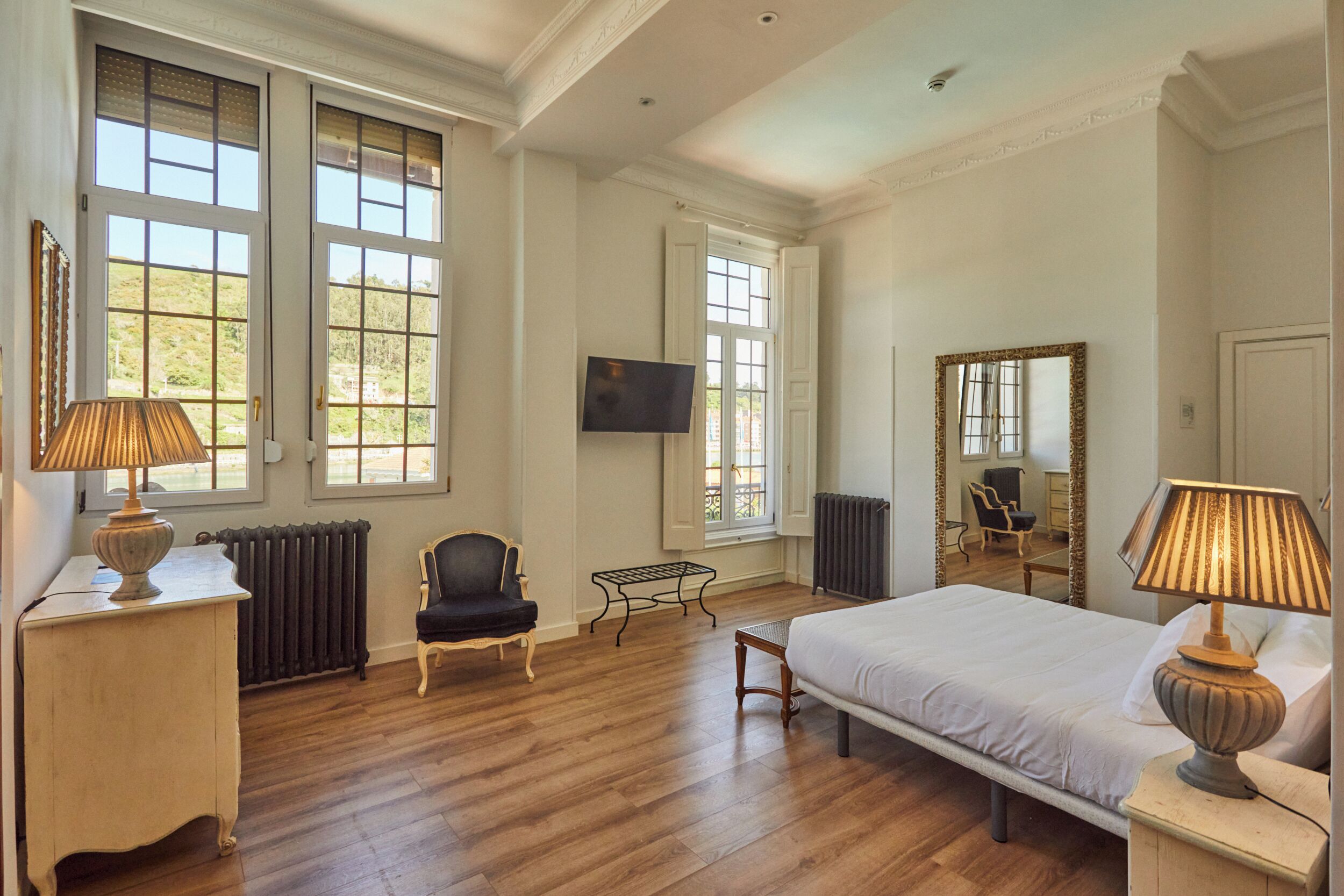 junior suite (club) | 1 bedroom, minibar, in-room safe, desk