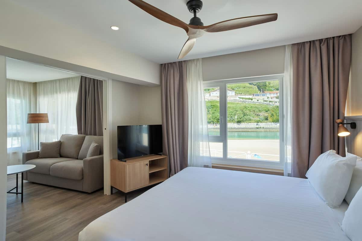 Junior Room | Minibar, in-room safe, desk, blackout drapes