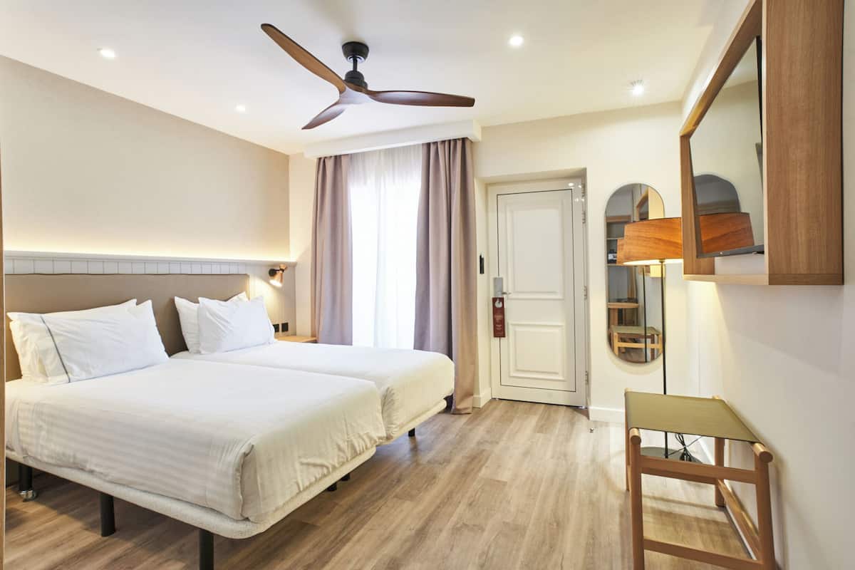 Comfort Room | Minibar, in-room safe, desk, blackout drapes
