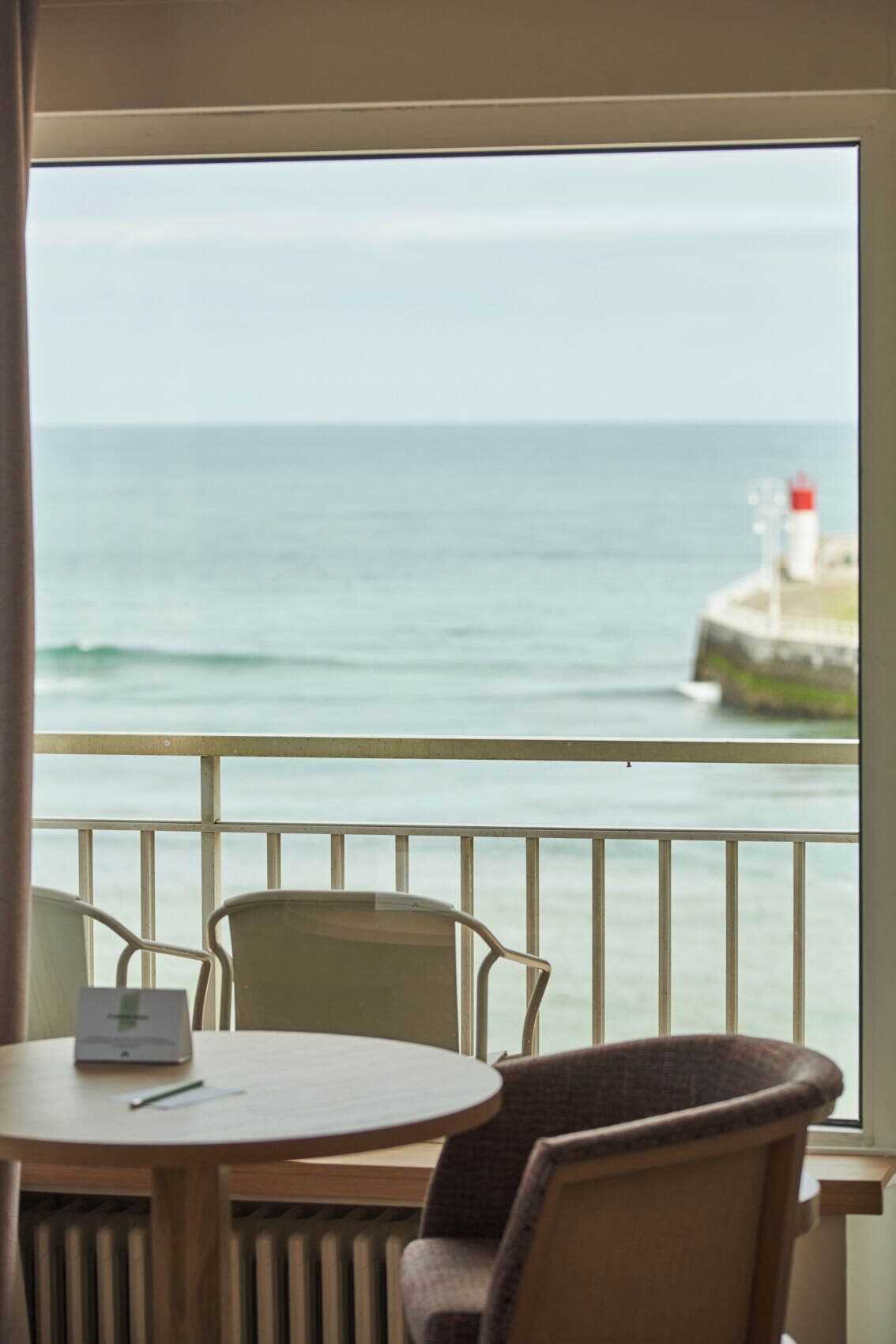 Junior suite, uitzicht op zee | Een minibar, een kluis op de kamer, een bureau, verduisterende gordijnen