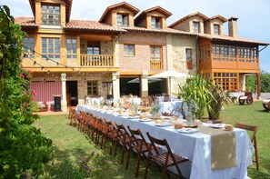 Outdoor banquet area - Hotel Casona de Tresali (Villaviciosa)