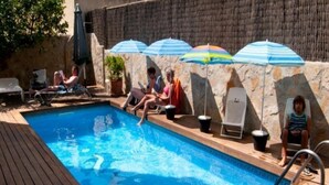 A swimming pool with lounge chairs and umbrellas. - Marbel (Cala Ratjada)