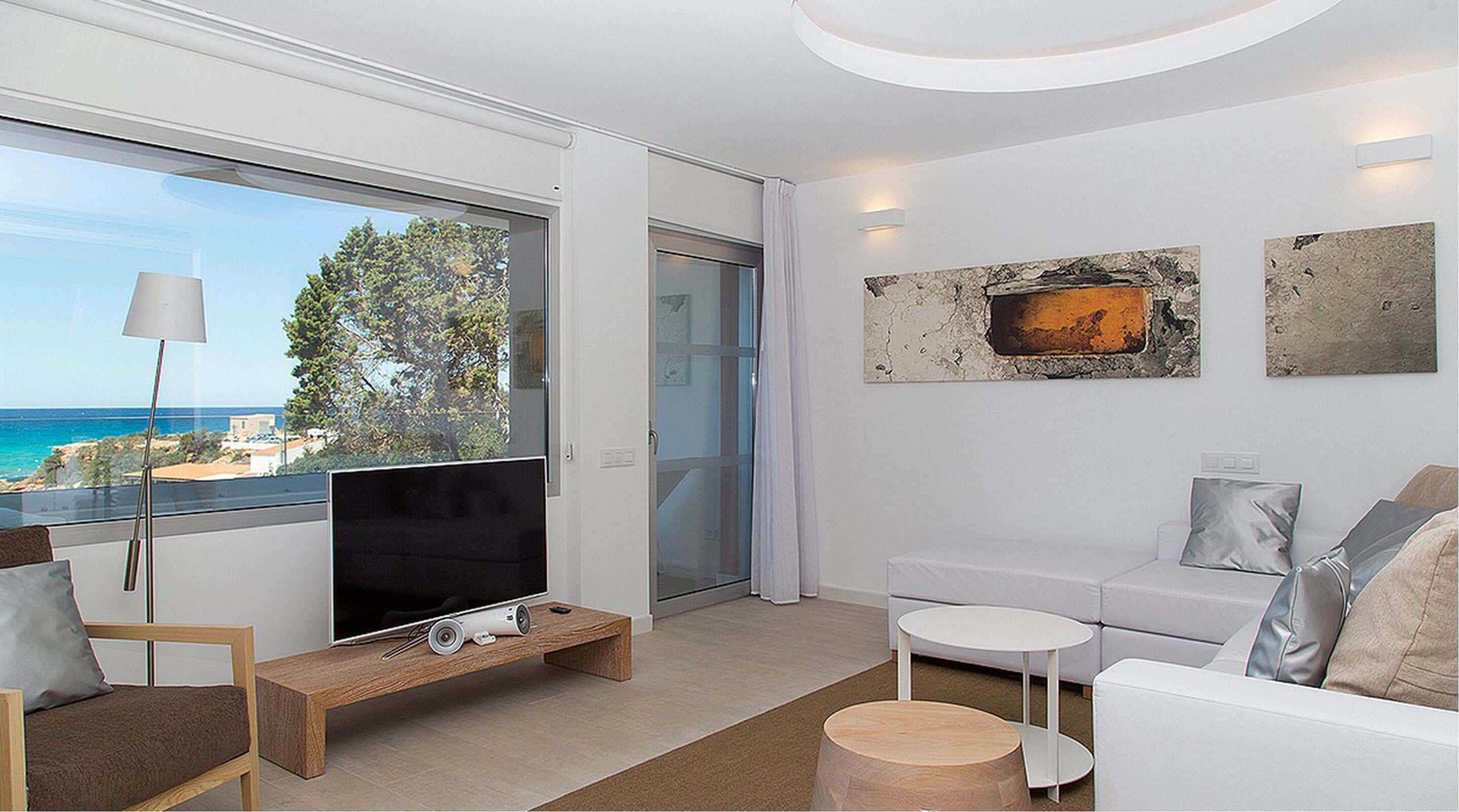 suite, jetted tub, sea view | living room | flat-screen tv