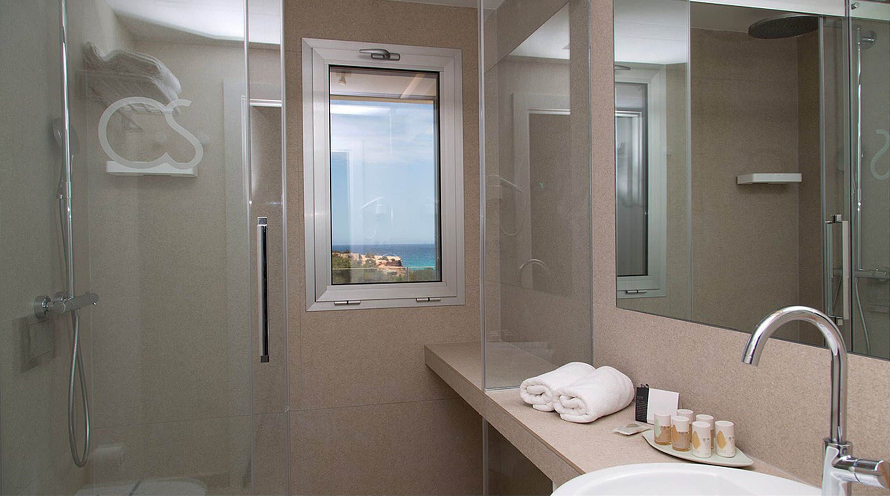 Habitación con 1 cama doble o 2 individuales, balcón, vistas al mar | Baño | Artículos de higiene personal gratuitos, secador de pelo y zapatillas