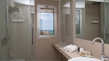 Habitación con 1 cama doble o 2 individuales, balcón, vistas al mar | Baño | Artículos de higiene personal gratuitos, secador de pelo y zapatillas