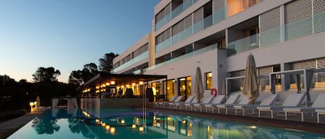 Fachada de la propiedad por la tarde o noche