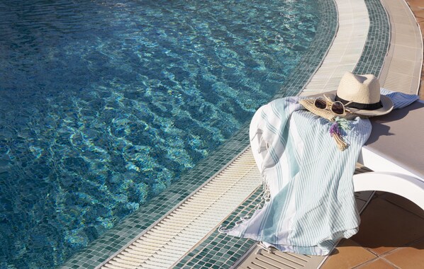 2 室外游泳池，瀑布泳池，池畔遮阳伞，日光浴躺椅