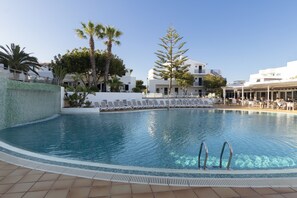 2 Außenpools, Pool mit Wasserfall, Sonnenschirme, Liegestühle