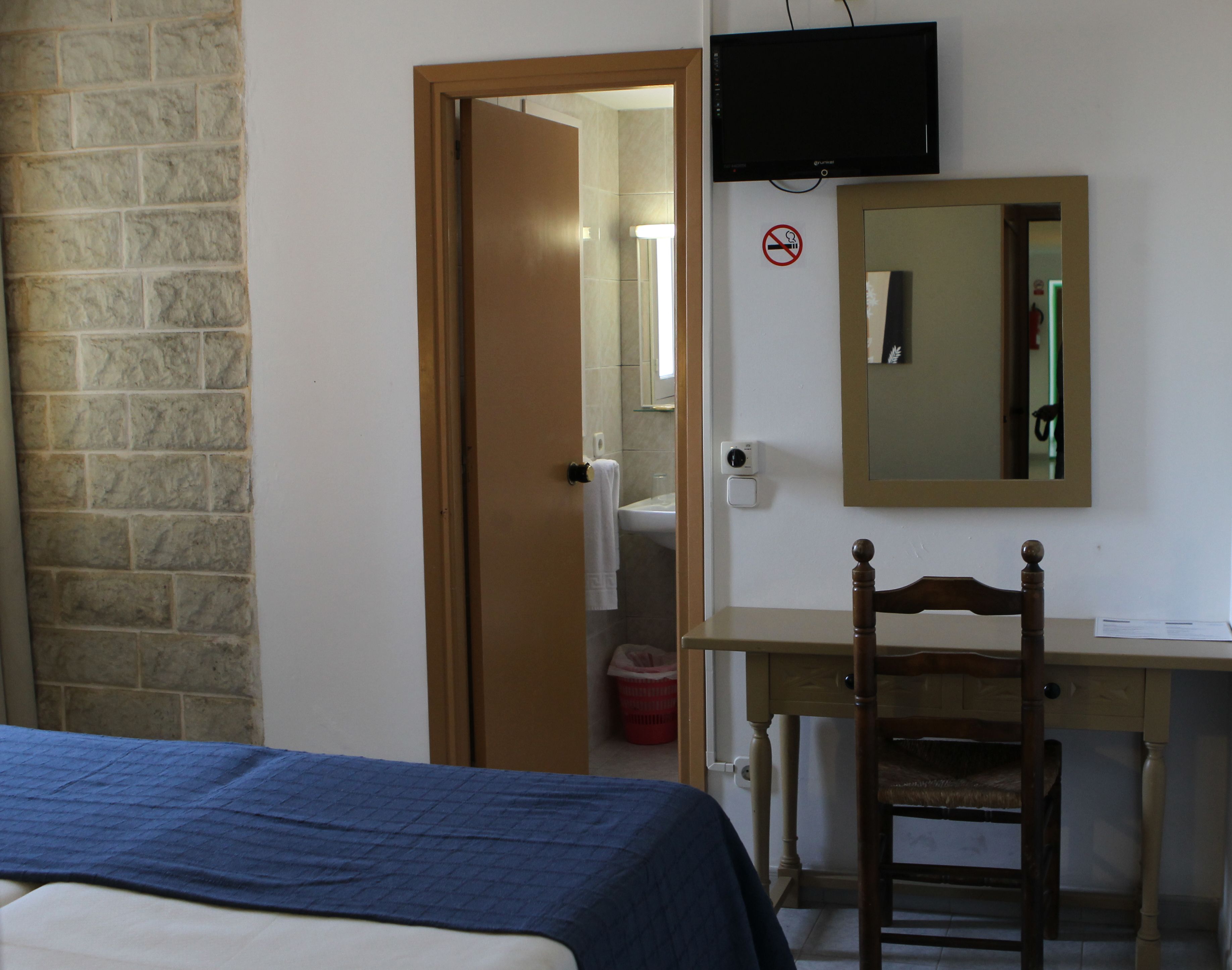 Standard Double Room, 1 Double Bed | Bathroom | Combined shower/bathtub, towels