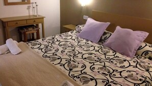 A hotel room with a bed, a nightstand, a desk, and a mirror. - Hotel Balear (Ciutadella de Menorca)