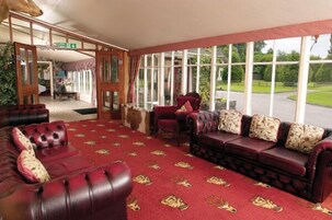 Área de estar no saguão