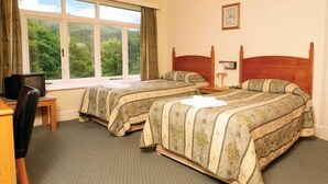 In-room safe, iron/ironing board (on request), bed sheets - Garve Hotel (Garve)