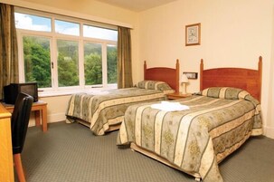 Quarto casal ou duplo | Cofres nos quartos, ferros/tábuas de passar roupa, roupa de cama