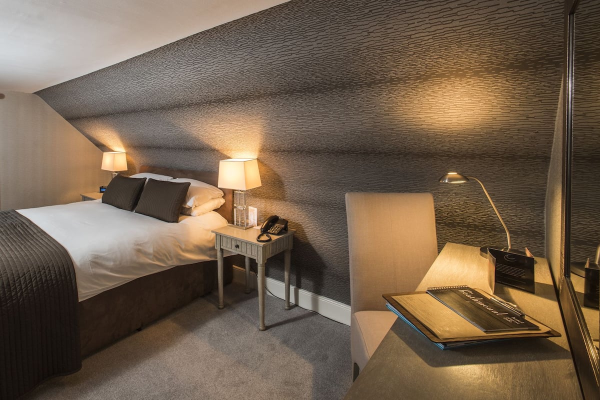 Standard Double Room, Ensuite (Room 6) | Premium bedding, in-room safe, desk, iron/ironing board