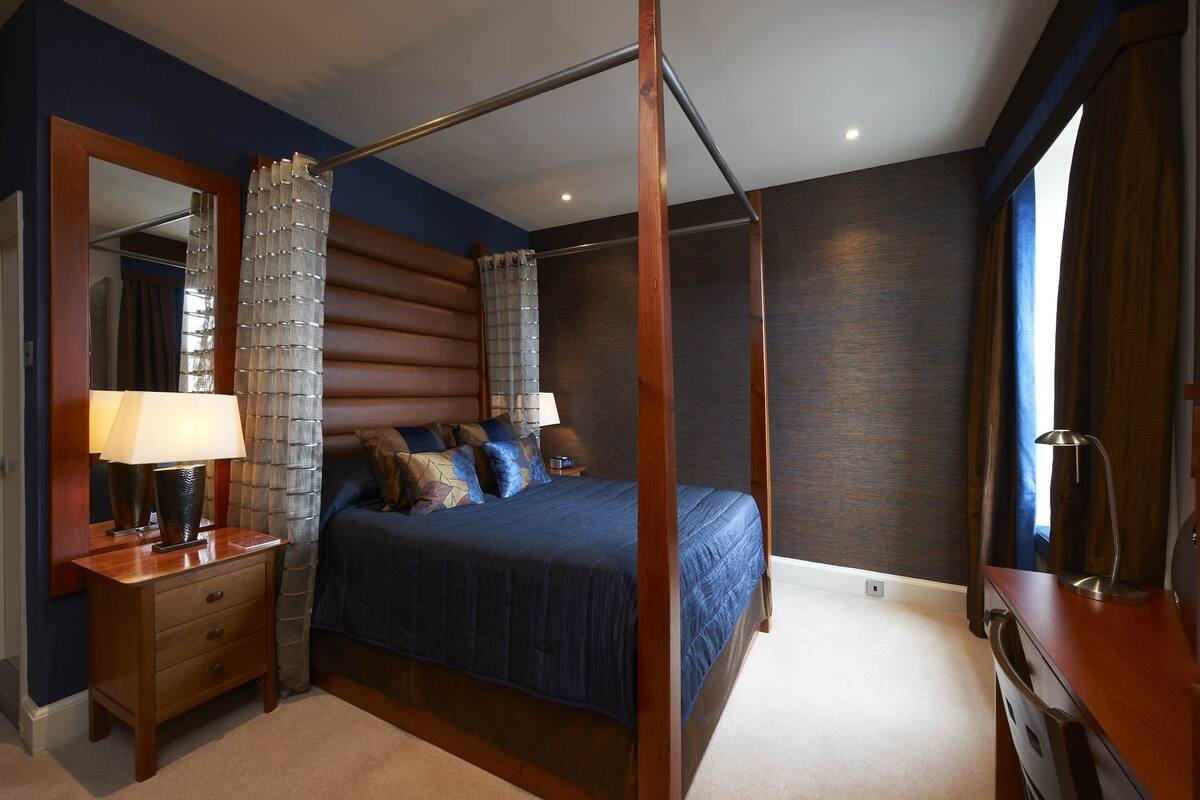 Dobbeltrom – signature (Four Poster Bed (Room1) | Sengetøy av topp kvalitet, safe på rommet og skrivebord