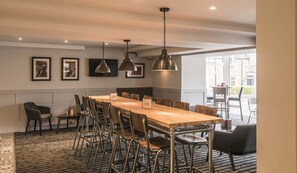 2 من البارات/الاستراحات، بار مشروبات الكوكتيل