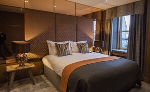 Kahden hengen premium-huone (yksi tai kaksi sänkyä), kylpyhuone makuuhuoneen yhteydessä (Room 2) | Ylelliset vuodevaatteet, tallelokero huoneessa, työpöytä