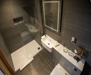 Chambre Prestige double ou avec lits jumeaux, salle de bain attenante (Room 2) | Salle de bain | Baignoire profonde, articles de toilette (gratuits), séchoir à cheveux