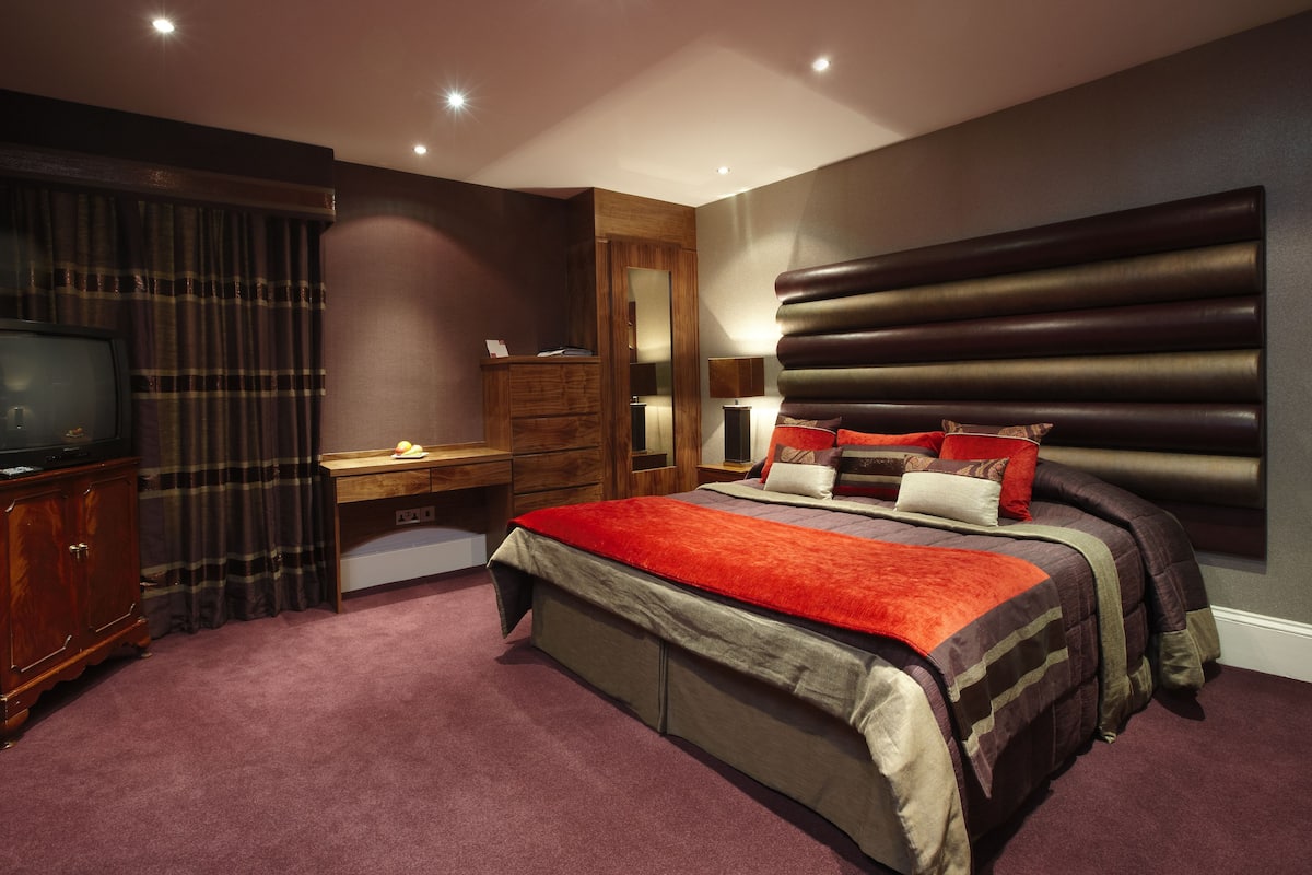 Family Room (Room 4) | Premium bedding, in-room safe, desk, iron/ironing board