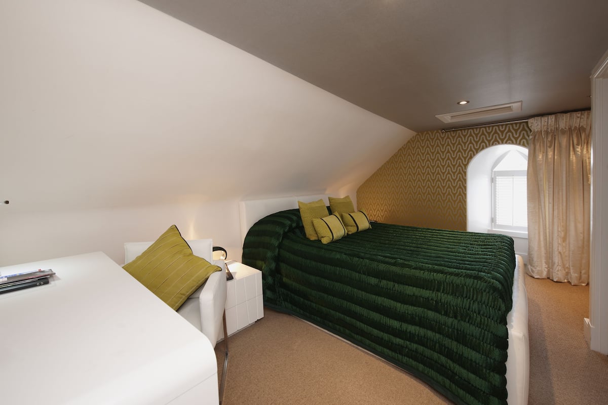 Classic Double Room, Ensuite (Room 7) | Premium bedding, in-room safe, desk, iron/ironing board