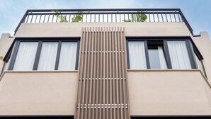 Un bâtiment sur lequel on peut lire l’inscription « OSTAL MENURKA ».