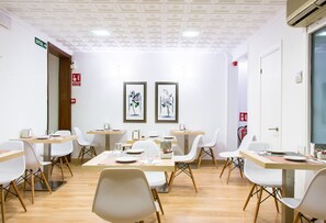 Se ofrece un desayuno bufé todos los días (por un coste adicional)