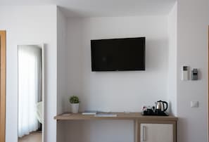 Pillow-top beds, minibar, in-room safe, free WiFi - Hostal Menurka (Ciutadella de Menorca)