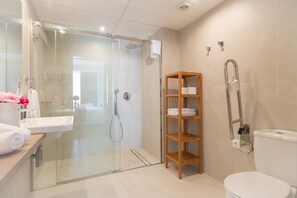 Superior Double Room | Bathroom | Shower, hair dryer, towels, soap - Hostal Menurka (Ciutadella de Menorca)
