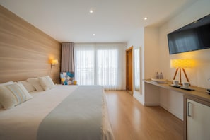 Pillow-top beds, minibar, in-room safe, free WiFi - Hostal Menurka (Ciutadella de Menorca)