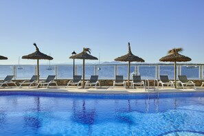 Outdoor pool, sun loungers - Universal Hotel Marqués (Ses Salines)