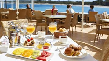 Petit déjeuner buffet (24 EUR par personne)