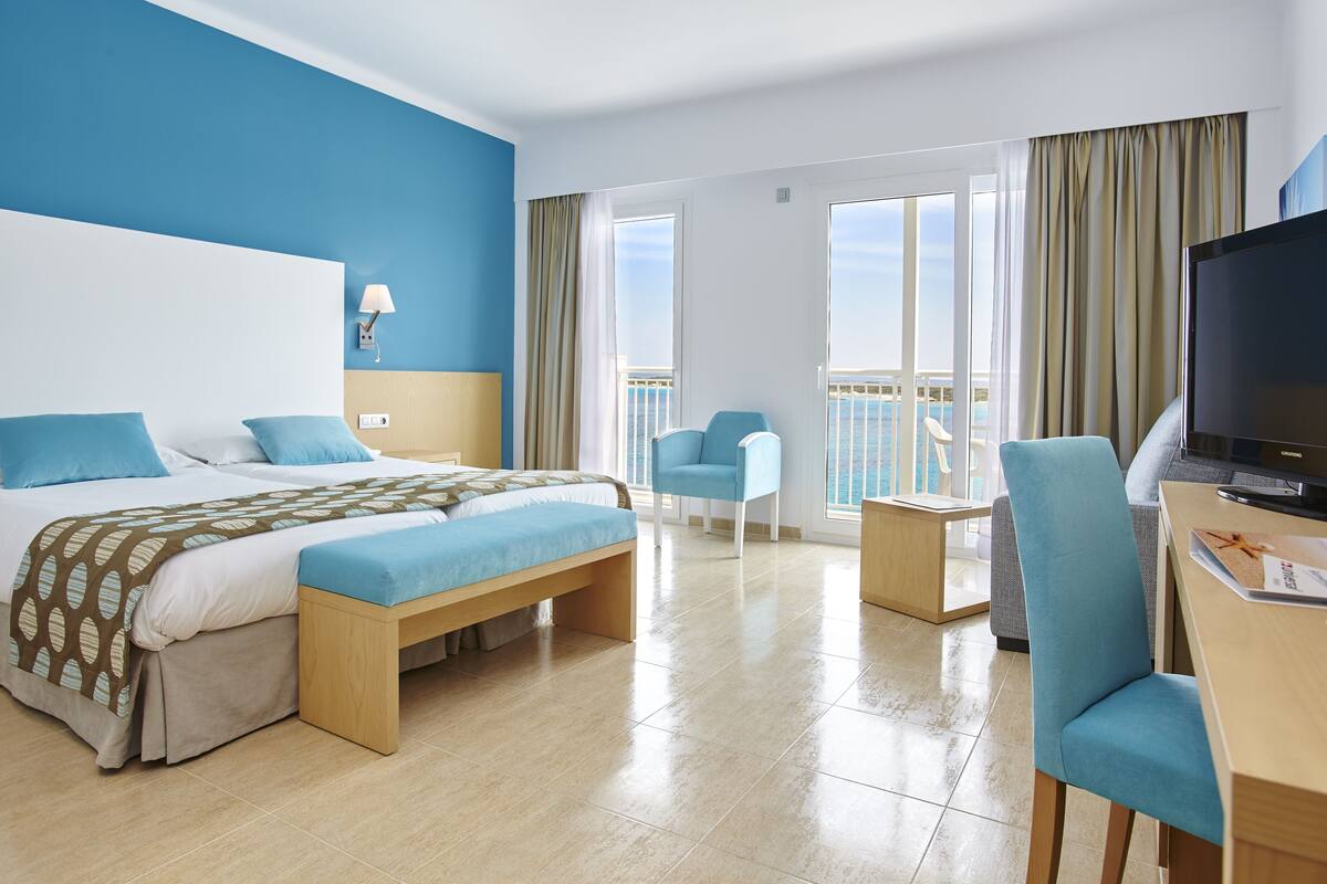 In-room safe, desk, blackout drapes, WiFi (free)