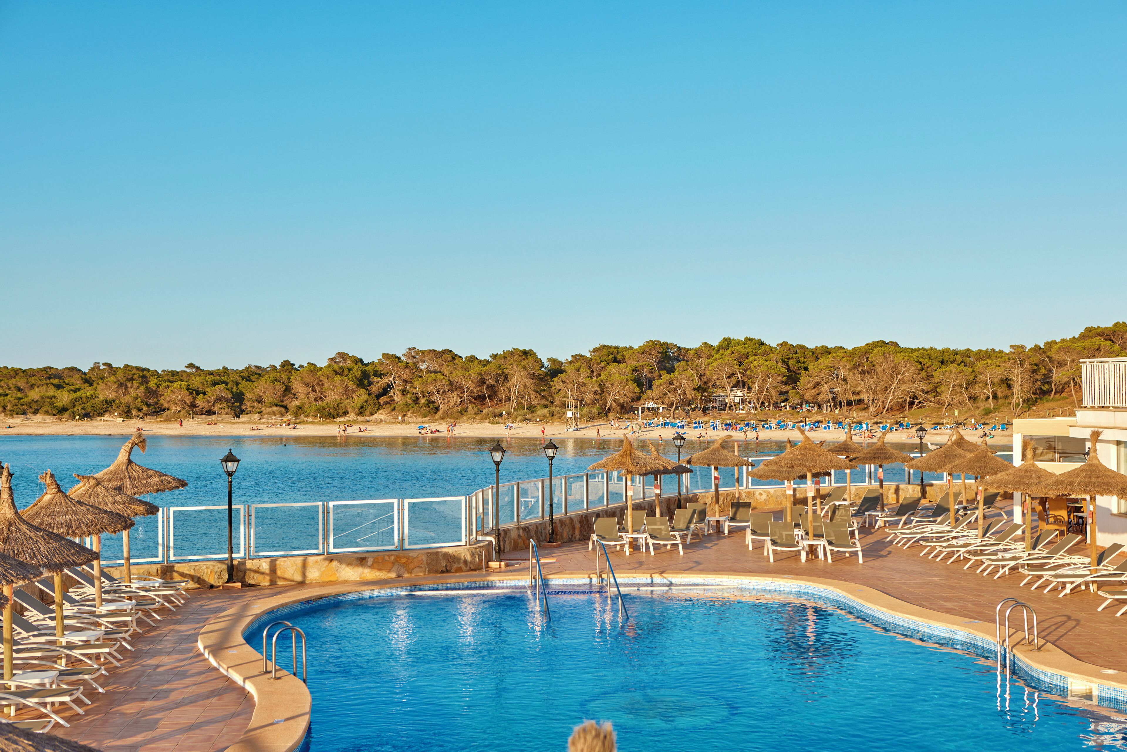 Piscine extérieure, chaises longues