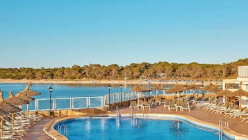 Piscine extérieure, chaises longues