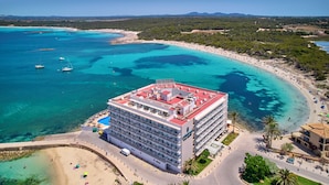A hotel with multiple floors, a swimming pool, and a beachside location. - Universal Hotel Marqués (Ses Salines)
