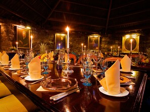 2 nhà hàng; phục vụ bữa trưa và bữa tối