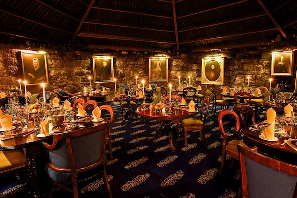 2 restaurants; lunch and dinner served