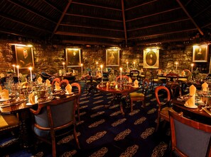 2 restaurants; lunch and dinner served 