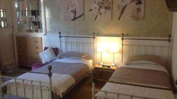 Triple Room | 1 bedroom, iron/ironing board, free WiFi, bed sheets