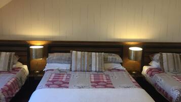 Quadruple Room | 1 bedroom, iron/ironing board, free WiFi, bed sheets